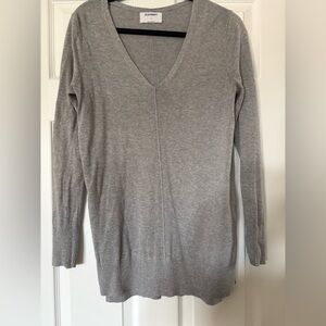 Old Navy Light Gray V-Neck Knit Sweater. Size Medium.